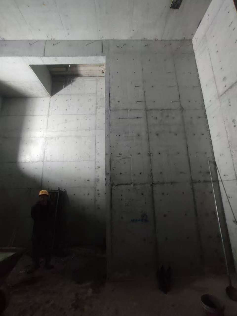 通海口镇墙上开槽钢筋断了有影响吗